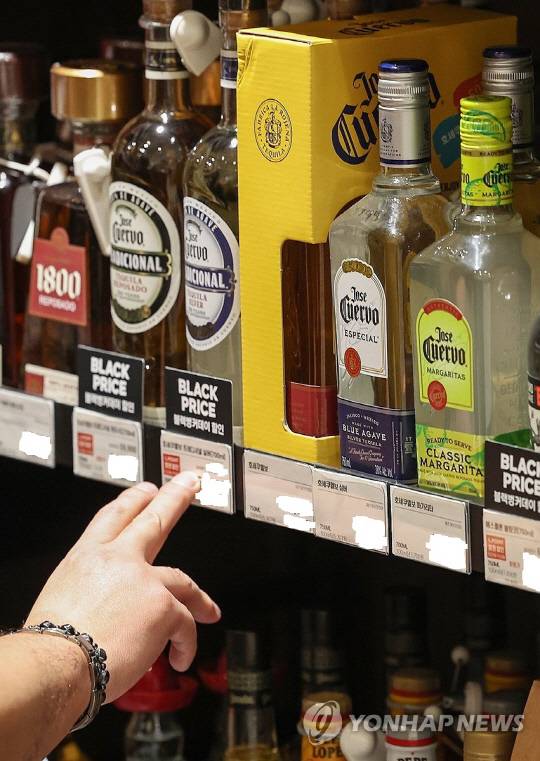 서울 시내 한 대형마트에서 한 시민이 위스키 제품을 살펴보고 있다. 연합뉴스