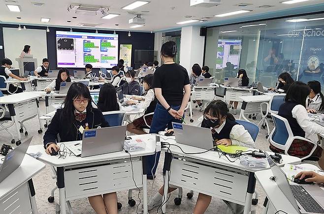 과학기술정보통신부 '소프트웨어중심대학사업'과 교육부·한국과학창의재단 '디지털 새싹 캠프 주관기관'에 선정된 부산대학교가 지난달 25일과 지난 1일 정관중학교에서 학생들을 대상으로 디지털 새싹 캠프를 열었다. 부산대학교 제공