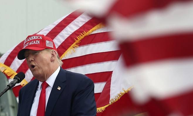 2024년 미국 대선에 출마한 도널드 트럼프 전 미국 대통령이 19일(현지시간) 사우스텍사스국제공항에서 그레그 애벗 텍사스 주지사의 소개로 연단에 오른 뒤 지지자들을 향해 연설하고 있다. 트럼프 전 대통령은 각종 여론조사에서 조 바이든 대통령을 앞서고 있다. 연합뉴스