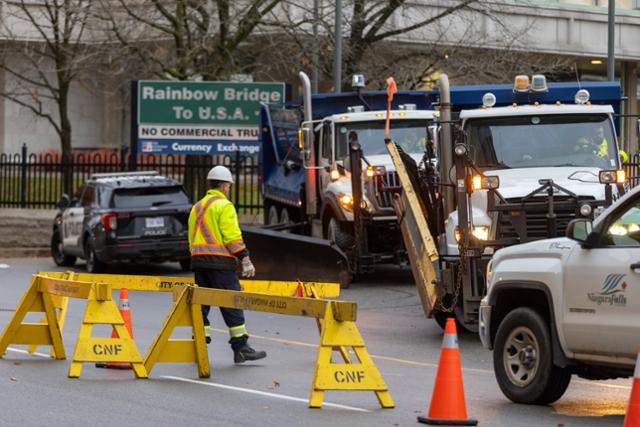 미국과 캐나다를 잇는 나이아가라 폭포 인근 레인보우 다리의 미국 쪽 검문소에서 차량이 폭발한 22일 국경 통로 입구를 막기 위해 트럭들이 다리에 배치돼 있다. 나이아가라폴스=AP 연합뉴스