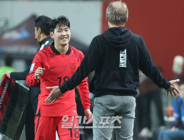 이강인이 13일 오후 서울 마포구 서울월드컵경기장에서 열린 대한민국 축구대표팀과 튀니지 대표팀과의 평가전에서 후반 교체된 후 클린스만 감독을 보며 환하게 웃고 있다. 상암=김민규 기자 mgkim1@edaily.co.kr /2023.10.13/