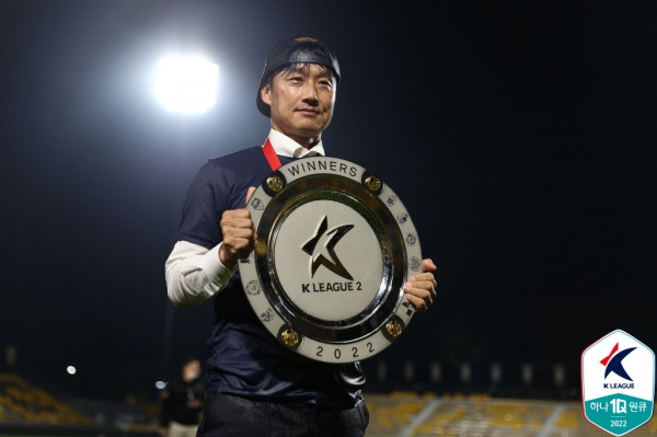 이정효 광주FC 감독이 지난 시즌 광주의 K리그2 우승을 이끈 뒤 트로피를 들고 기념 사진을 촬영하고 있다. 사진=프로축구연맹