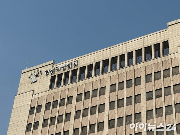 수업 중인 초등학교 교사의 목을 조르고 욕설을 한 혐의로 재판에 넘겨진 30대 학부모가 선고받았다. 사진은 인천지방법원 전경. [사진=신수정 기자]