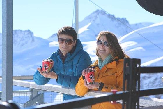 세계 곳곳에서 한국 라면이 인기다. 사진 위는 미국, 아래는 스위스에서 신라면을 먹는 모습. 사진 농심