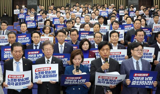 이재명 더불어민주당 대표 등이 23일 오후 국회에서 열린 의원총회에서 노조법. 방송3법 공포를 촉구하고 있다. 강정현 기자