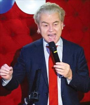 ‘네덜란드의 트럼프’로 불리는 극우 성향 정치인 헤이르트 빌더르스 자유당 대표가 22일(현지시간) 치러진 총선의 출구조사 결과가 발표된 뒤 헤이그의 작은 술집에서 열린 승리 축하연에서 연설하고 있다. /로이터연합뉴스