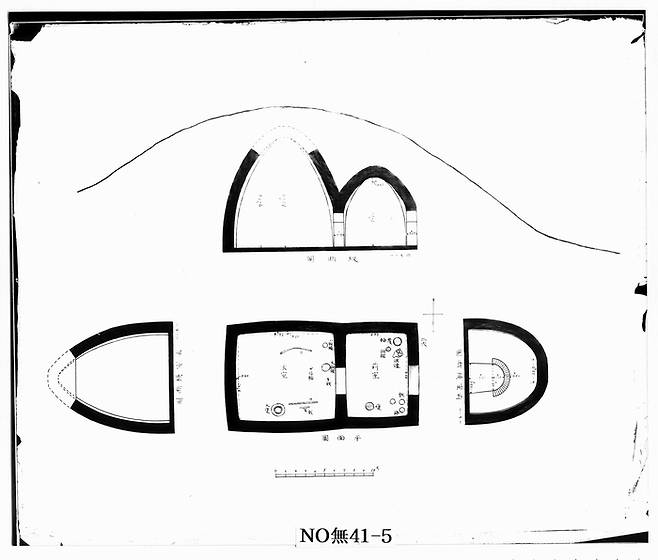 1910년대 발굴자인 세키노는 ‘장무이묘’ 무덤방의 천장을 ‘벽돌로 쌓은 궁륭상(아치형)=한나라식’으로 인식하고 복원도면을 그려 <조선고적도보>(1915)에 제시했다. |출처:조선총독부, <조선고적도보>, 1915