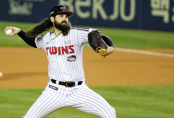 LG Twins' Casey Kelly pitches during the title-winning Game 5 of the 2023 Korean Series on Nov. 13. [NEWS1]