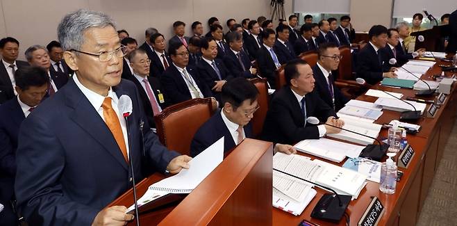 김동철 한국전력공사 사장이  지난달 국회에서 열린 산업통상벤처기업위원회 국정감사에 참석해 의원들의 질의에 답변하고 있다. <김호영기자>