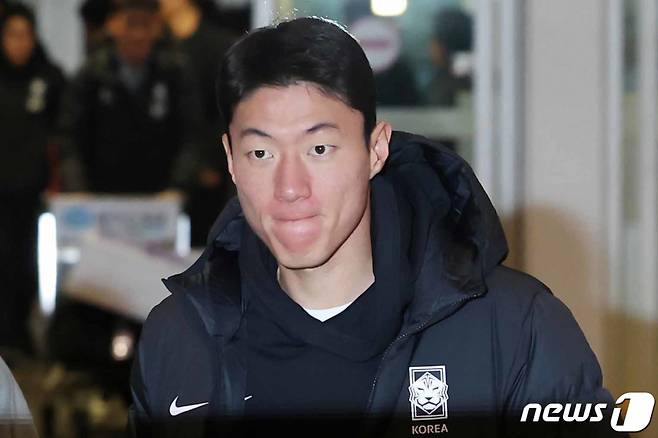 대한민국 축구 국가대표팀 황의조가 지난 19일 오전 2026 FIFA 북중미 월드컵 아시아 지역 2차 예선 C조 조별리그 2차전 중국과의 경기를 치르기 위해 인천국제공항을 통해 출국하고 있다. /사진=뉴스1