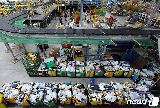 (인천=뉴스1) 박정호 기자 = 22일 오전 인천시 중구 인천공항부세관 특송물류센터에 직구 물품이 쌓여 있다.  블랙프라이데이는 매년 11월 넷째주 금요일에 미국 유통사와 패션·가전업체들이 온·오프라인상에서 진행하는 대규모 할인행사로, 국내 유통 업계와 가전·가구 업계도 자사몰과 오프라인 판매점을 활용해 자체 할인 행사를 블랙프라이데이 기간과 겹쳐 진행하는 등 연말을 맞아 소비 촉진에 나서고 있다.   한편 관세청은 미국의 대규모 할인 행사인 블랙프라이데이(11.24)를 맞아 급증하는 해외직구 물량에 편승해 위해성분을 함유한 식품이 국내로 반입되는 것을 차단하기 위해 2주간 특송화물과 국제우편으로 수입되는 해외직구 식품에 대한 안전성 집중검사를 시행한다. 2023.11.22/뉴스1  Copyright (C) 뉴스1. All rights reserved. 무단 전재 및 재배포,  AI학습 이용 금지.