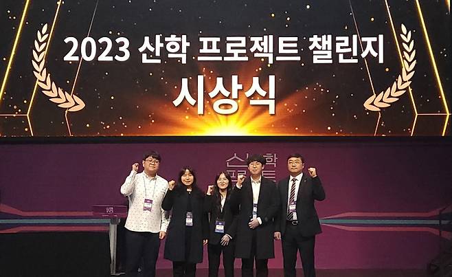 군산대 스마트건설기계전문인력양성사업단 ANSL팀이 '2023 산학프로젝트 챌린지'에서 한국산업기술진흥원장상을 받았다./사진제공=군산대