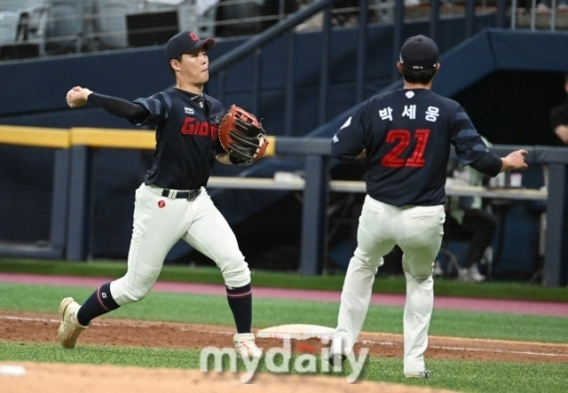 송구 실책을 범한 롯데 자이언츠 고승민./고척 = 유진형 기자 zolong@mydaily.co.kr