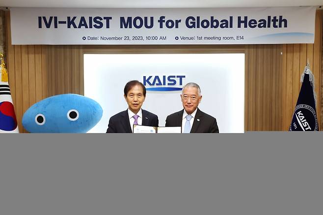 이광형(왼쪽) KAIST 총장과 제롬 김 IVI 사무총장이 협약 체결 후 기념촬영을 하고 있다.[KAIST 제공]