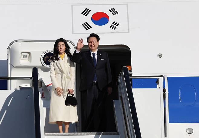 영국 국빈 방문 일정을 마친 윤석열 대통령과 김건희 여사가 23일(현지시간) 런던 스탠스테드 국제공항에서 파리로 출국하기 전 공군 1회기에 올라 인사하고 있다. [연합]