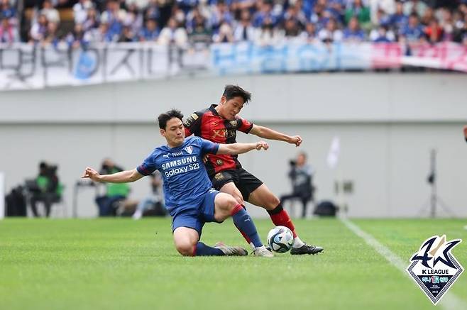 [서울=뉴시스] 프로축구 K리그1 수원삼성 박대원(왼쪽)과 FC서울 나상호가 경합하고 있다. (사진=한국프로축구연맹 제공) *재판매 및 DB 금지