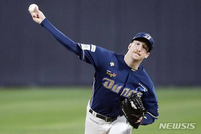 [수원=뉴시스] 김명년 기자 = 30일 오후 수원 장안구 수원KT위즈파크에서 열린 2023 KBO 포스트시즌 플레이오프 1차전 NC 다이노스와 kt 위즈의 경기, NC 선발 페디가 역투하고 있다. 2023.10.30. kmn@newsis.com