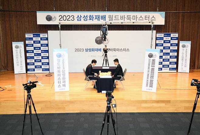 [서울=뉴시스] 23일 경기도 고양시 삼성화재 글로벌 캠퍼스에서 열린 2023 삼성화재배 4강전에서 셰얼하오(오른쪽) 9단이 쉬자양 9단을 꺾고 삼성화재배 결승에 올랐다. (사진=한국기원 제공) 2023.11.23. photo@newsis.com *재판매 및 DB 금지