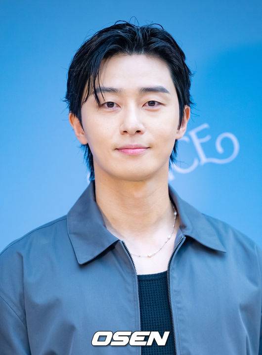 [OSEN=민경훈 기자]&nbsp;배우 박서준이 14일 오후 서울 성동구 성수동 한 매장에서 진행된 패션 브랜드 포토콜 행사에 참석했다.배우 박서준이 포토월에서 포즈를 취하고 있다. 2023.09.14 /rumi@osen.co.kr