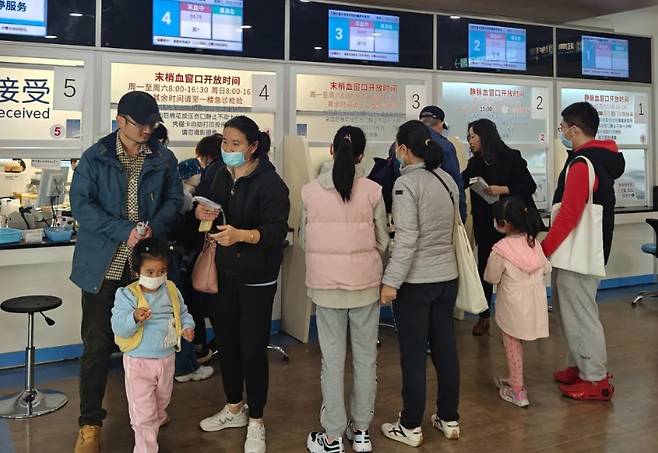 14일(현지시간) 중국 상하이의 한 병원 소아응급실에 몰려있는 소아 청소년 환자와 가족들. 사진=CNN