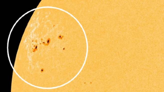 최근 태양 표면에서 지구의 15배 달하는 거대한 흑점군이 포착됐다. 사진=NASA/SDO/HM