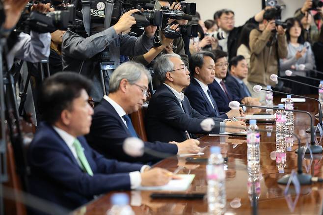 지난 20일 오후 서울 중구 은행연합회에서 김주현 금융위원장, 이복현 금융감독원장이 참석한 가운데 열린 금융지주회장단 간담회에서 참석자들이 김 위원장의 발언을 경청하고 있다. ⓒ 연합뉴스