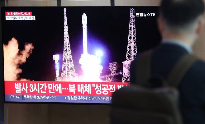 22일 오전 서울역 대합실에서 북한의 군사정찰위성 3차 발사 관련 뉴스가 나오고 있다. ⓒ연합뉴스