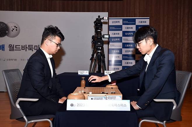 8강전을 벌이고 있는 신진서(오른쪽)와 셰얼하오. 사진제공｜한국기원