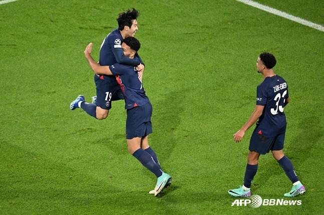 PSG 데뷔골을 넣은 이강인(왼쪽)이 곤살루 하무스에게 안기고 있다. /AFPBBNews=뉴스1