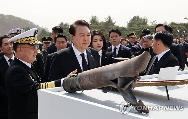 연평도 포격 당시 북한 방사포탄 살피는 윤석열 대통령 (대전=연합뉴스) 임헌정 기자 = 윤석열 대통령이 24일 대전 유성구 국립대전현충원에서 열린 제8회 서해수호의 날 기념식이 끝난 뒤 전시된 연평도 포격도발 당시 북한의 방사포탄을 살펴보고 있다. 2023.3.24 kane@yna.co.kr