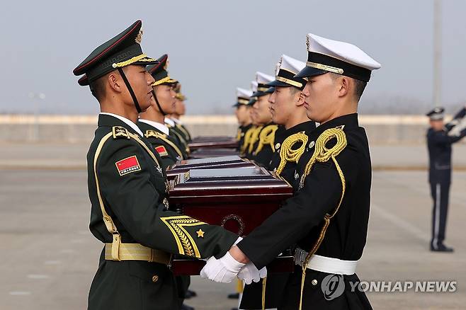 제10차 중국군 유해 송환행사 (서울=연합뉴스) 23일 인천국제공항에서 개최된 제10회 중국군 유해 인도식에서 국방부 유해발굴감식단 영현봉송병들이 중국군에게 유해를 인도하고 있다. 2023.11.23 [국방일보 제공. 재판매 및 DB 금지] photo@yna.co.kr