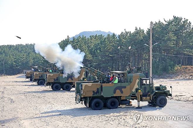 포항 화진훈련장에 나타난 차륜형자주포 (포항=연합뉴스) 손대성 기자 = 23일 경북 포항시 북구 송라면 화진훈련장에서 육군 50사단이 105㎜ 차륜형자주포를 동원해 해상 포병 고폭탄 사격훈련을 하고 있다. 2023.11.23 sds123@yna.co.kr