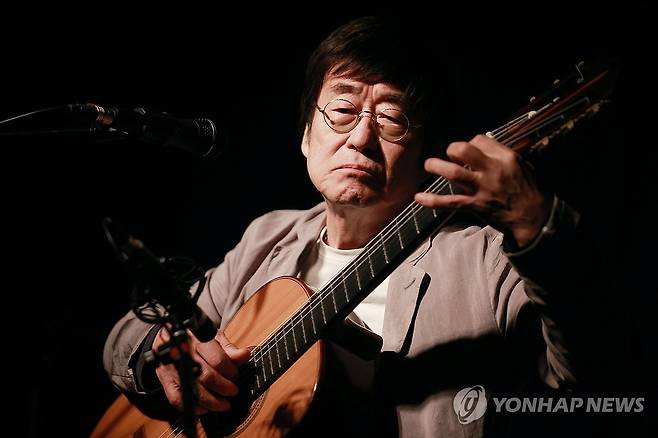 기타 연주하는 김창완 (서울=연합뉴스) 진연수 기자 = 가수 김창완이 23일 오후 서울 마포구 벨로주 홍대에서 열린 독집앨범 '나는 지구인이다' 발매 기자간담회에서 연주를 선보이고 있다. 2023.11.23 jin90@yna.co.kr