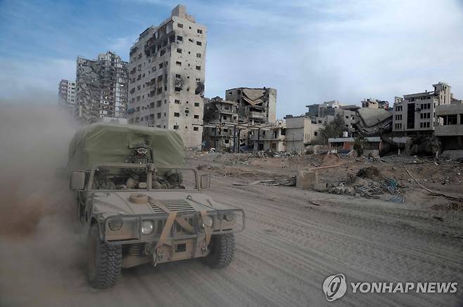 가자지구서 이동하는 이스라엘군 험비 차량 (가자지구 AFP=연합뉴스) 22일(현지시간) 가자지구에서 이스라엘 군용 험비 차량이 이동하고 있다. 이스라엘 정부는 팔레스타인 무장정파 하마스와의 임시휴전 합의와 관련해 협상이 아직 진행 중이며, 오는 24일까지 인질 석방이 이뤄지지 않을 것이라고 이날 밝혔다. 2023.11.23 danh2023@yna.co.kr