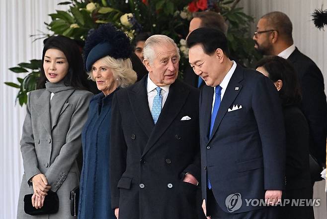 찰스 3세 국왕과 대화하는 윤석열 대통령 (런던=연합뉴스) 진성철 기자 = 영국을 국빈 방문한 윤석열 대통령이 21일(현지시간) 런던 호스가즈 광장에서 열린 공식환영식에서 찰스 3세 영국 국왕과 대화하고 있다. 2023.11.21 zjin@yna.co.kr