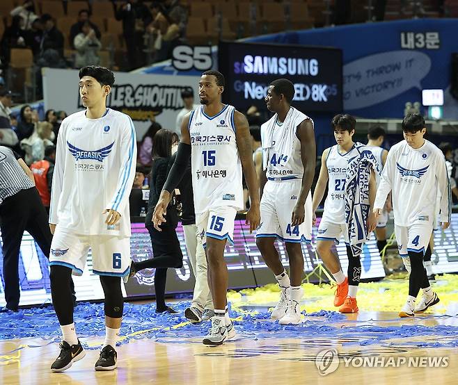 한국가스공사 10연패 (서울=연합뉴스) 이지은 기자 = 23일 오후 서울 잠실실내체육관에서 열린 프로농구 삼성과 한국가스공사의 경기.  63대84로 지며 10연패에 빠진 한국가스공사 선수들이 경기장을 나서고 있다. 2023.11.23 jieunlee@yna.co.kr