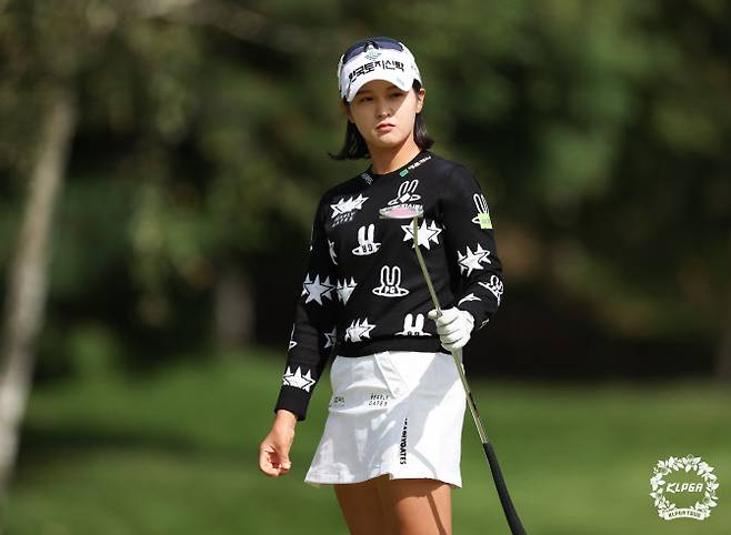 퍼트 결과를 지켜보고 있는 박현경(사진=KLPGA 제공)