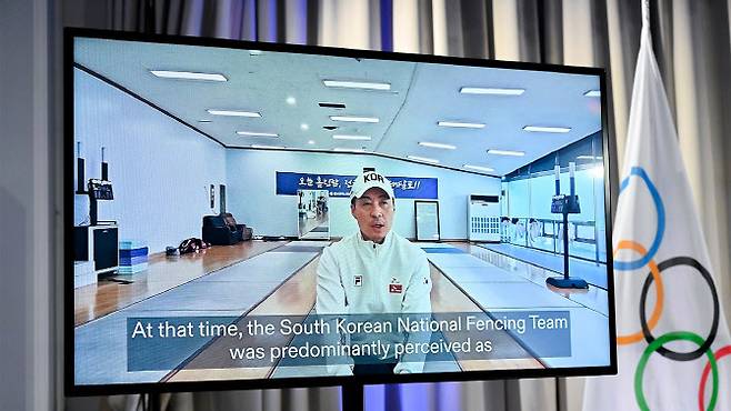 IOC 지도자 평생공로상을 받은 장태석 여자 에페 대표팀 전 코치가 시상식에서 영상으로 소감을 밝히고 있다. 사진=IOC