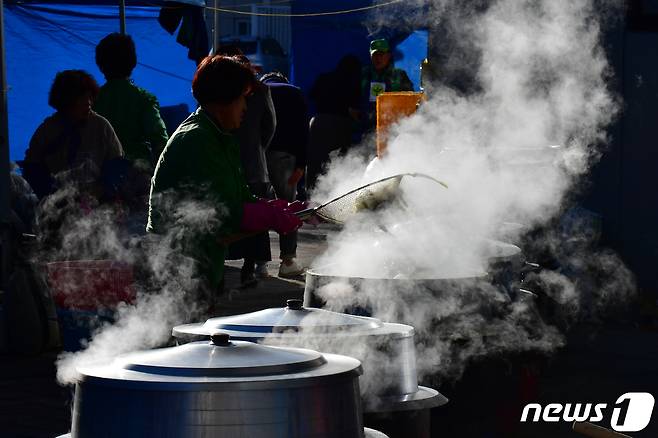 21일 포항시 새마을회 부녀회원들이 포항실내체육관 주차장에서 사랑의 김장 1만포기 담그기 행사를 앞두고 김장에 사용할 육수를 만들고 있다.2023.11.21/뉴스1 ⓒ News1 최창호 기자