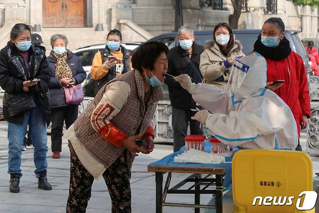 중국에서 코로나19 확진자가 폭증한 가운데 지난해 12월10일(현지시간) 후베이성 우한에서 코로나19 검사를 받는 시민들. 22.12.10 ⓒ 로이터=뉴스1 ⓒ News1 김예슬 기자