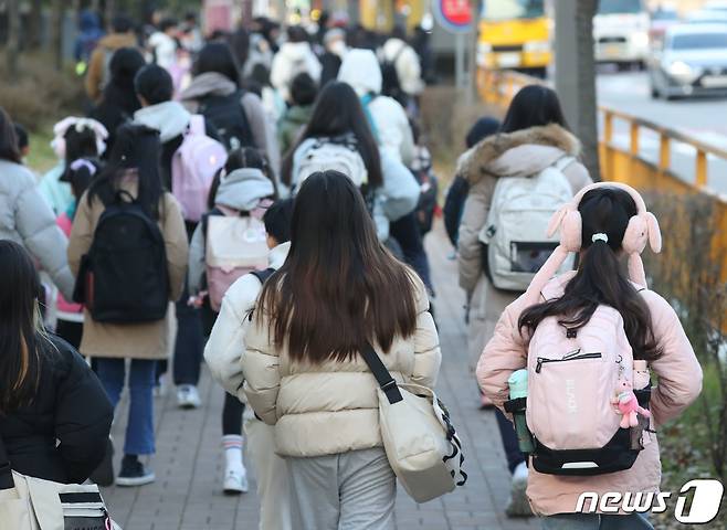 학생들이 등교하는 모습. (사진은 기사 내용과 무관함) / 뉴스1 ⓒ News1 김영운 기자