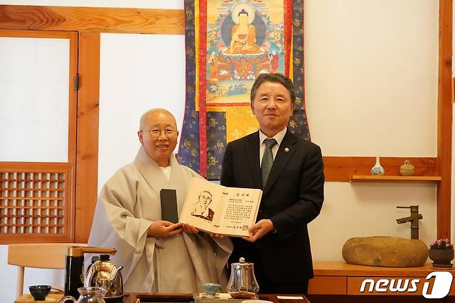 남성현 산림청장(오른쪽)이 삼각산 진관사를 찾아 법해스님에게 감사패를 전달했다.  (산림청 제공)/뉴스1