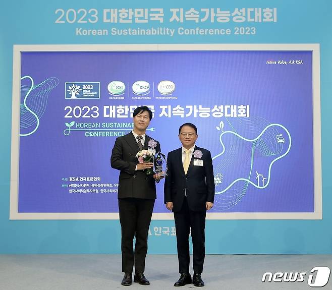 24일 서울 중구 롯데호텔 서울에서 열린 '2023 대한민국 지속가능성 대회'에서 이정주 롯데호텔앤리조트 마케팅본부장(왼쪽)과 강명수 한국표준협회장이 기념촬영을 하고 있다(롯데호텔앤리조트 제공).