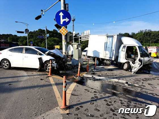 지난 6월 5일 강원 원주시 흥업면 사제리 광터교차로 주변에서 벌어진 교통사고 현장. (뉴스1 DB)