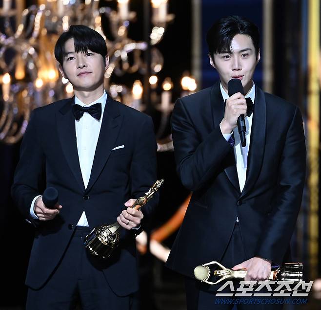 제44회 청룡영화상 시상식이 24일 여의도 KBS홀에서 열렸다. 청정원인기스타상을 수상한 김선호가 수상 소감을 말하고 있다. 허상욱 기자wook@sportschosun.com/2023.11.24/