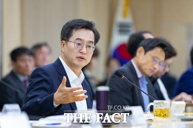 김동연 경기도지사가 22일 경기북부청사 상황실에서 진행된 도정 열린회의에서 발언하고 있다./경기도