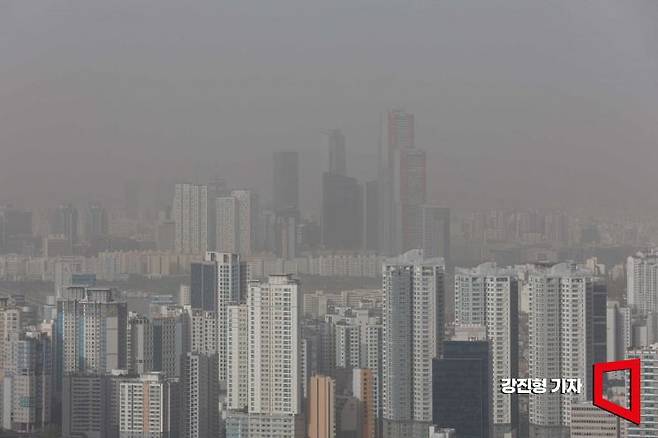 서울 전역에 미세먼지 경보가 발령된 12일 서울 남산에서 바라본 도심에 황사를 동반한 미세먼지에 싸여 있다. 사진=강진형 기자aymsdream@