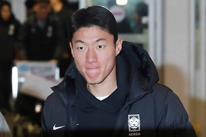 대한민국 축구 국가대표팀 황의조가 19일 오전 2026 FIFA 북중미 월드컵 아시아 지역 2차 예선 C조 조별리그 2차전 중국과의 경기를 치르기 위해 인천국제공항을 통해 출국하고 있다./뉴스1