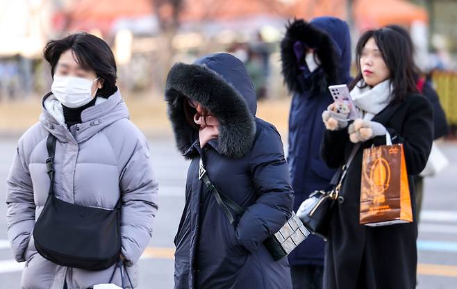 서울과 수도권에 한파주의보가 내려진 24일 서울 종로구 광화문네거리에서 두꺼운 옷차림을 한 시민들이 이동하고 있다. /뉴시스