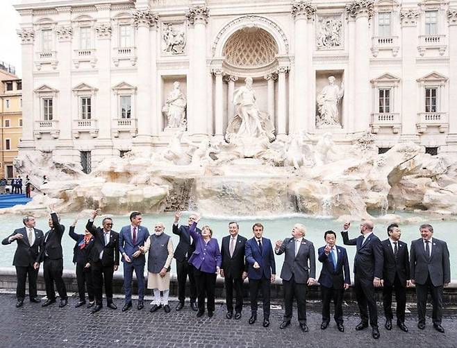 트레비 분수서 동전 던지는 G20 정상들… 文대통령·바이든은 빠져 - 31일(현지시각) 이탈리아 로마에서 열린 주요 20국(G20) 정상회의에 참석한 각국 정상들이 로마 관광 명소인 트레비 분수 앞에서 동전을 던지면서 기념촬영을 하고 있다. 왼쪽부터 랜달 퀼스 금융안정위원회(FSB) 의장, 리셴룽 싱가포르 총리, 크리스탈리나 게오르기에바 국제통화기금(IMF) 총재, 테워드로스 아드하놈 거브러여수스 세계보건기구(WHO) 사무총장, 페드로 산체스 스페인 총리, 나렌드라 모디 인도 총리, 스콧 모리슨 호주 총리, 앙겔라 메르켈 독일 총리, 마리오 드라기 이탈리아 총리, 에마뉘엘 마크롱 프랑스 대통령, 보리스 존슨 영국 총리, 취동위 유엔식량농업기구(FAO) 사무총장, 샤를 미셸 EU 정상회의 상임의장, 스즈키 히로시 일본 외무성 경제차관, 가이 라이더 국제노동기구(ILO) 사무총장. 문재인 대통령과 조 바이든 미국 대통령의 모습은 보이지 않는다. /AP 연합뉴스